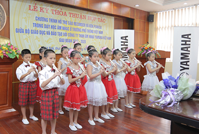 [ Image ] Primary school students perform on recorders they have learned to play in local music clubs.