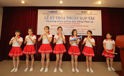 [ Image ] Primary school students perform on recorders they learned to play in a local recorder club