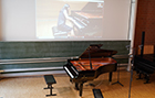 [ 画像 ] ニューノーマルに向けた新しい入試の形に挑戦。自動演奏機能付きピアノ「Disklavier」を活用し、日本と中国からドイツのピアノを遠隔演奏。フライブルク音楽大学の“リモート入試”にヤマハが協力